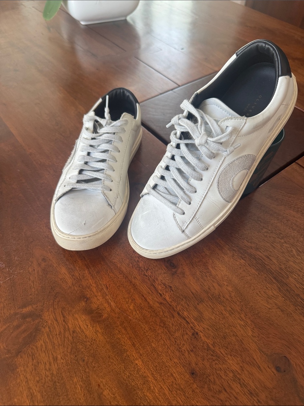 Casual White Leather Women’s Sneakers with Contrast Heel and weathered look.